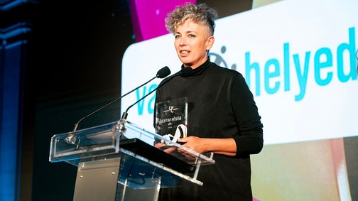 Bódis Kriszta Ringier Közös Nevező díjat kapott: „Igazi érték az elkötelezett munkálkodás, a javakhoz, a tudáshoz, az oktatáshoz való egyenlő hozzáférés”