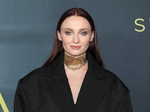 Sophie Turner óriászakója a legmenőbb kismamaruha, amit valaha láttunk