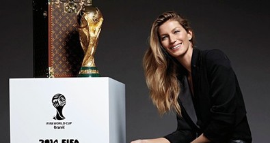 Interaktív - Gisele Bündchen és a FIFA kupa