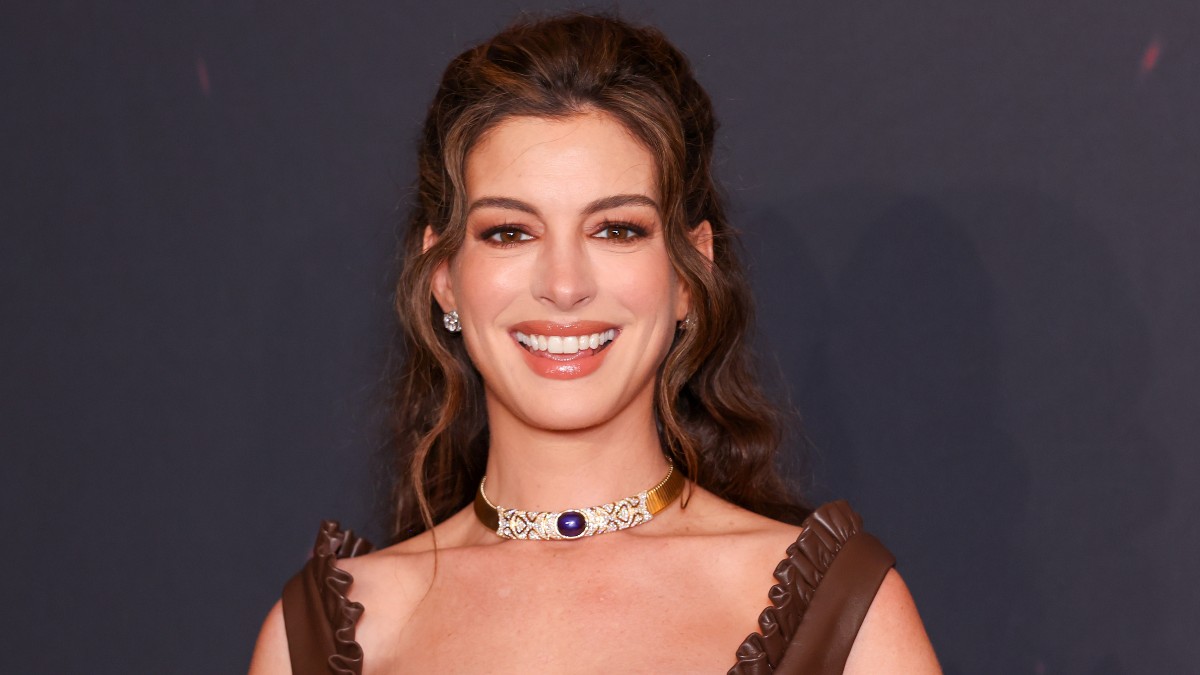 Anne Hathaway hálós meztelenfelsőben villantotta meg kerekedő pocakját, valami csodaszép kismama