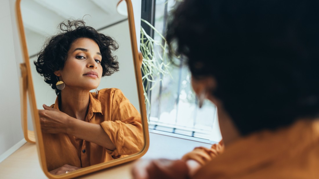 Bár a hormonális akné kapcsán leggyakrabban a tinédzserkorra asszociálunk, napjainkban sok felnőtt – többségében nő – is szélmalomharcot vív a problémával