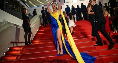 Művérrel beborítva tiltakozott egy ukrán influenszer a cannes-i filmfesztiválon