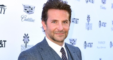 Azért csak elég jól néz ki Bradley Cooper egy ilyen öltönyben