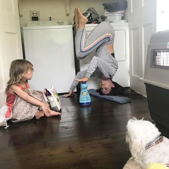 Alec Baldwin felesége, Hilaria bebizonyította, BÁRHOL lehet edzeni!