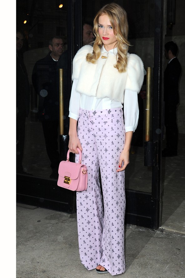 A divatheteknek is lelkes látogatója, itt éppen a 2012-es tavaszi Miu Miu show-n láthatjuk.