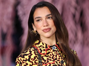Dua Lipa pucérruhájából ordít a meztelenség, a tangabugyiját is megvillantotta benne