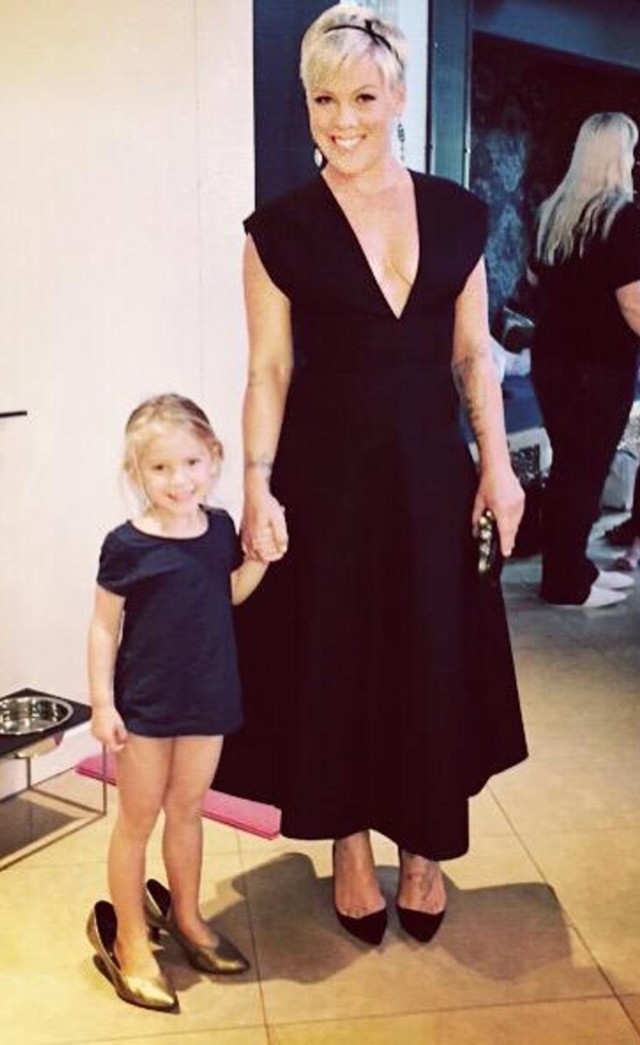 Pink kislányának borotvált frizurája a legmenőbb