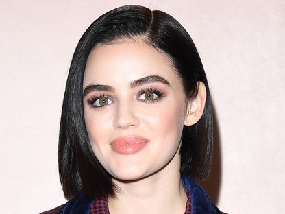 Lucy Hale szettje első ránézésre öreges, de mikor láttál utoljára nagyit ilyen darabokban?