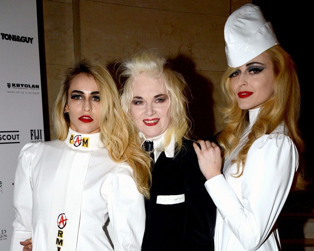 Pam Hogg és modelljei, Fearne Cotton és Alice Dellal