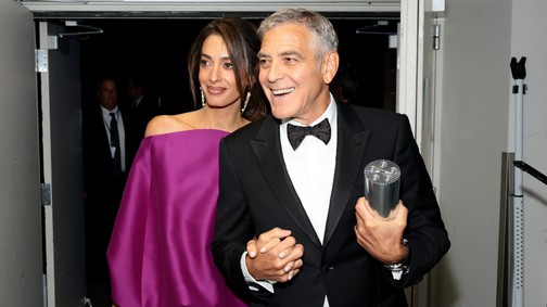 Amal Clooney a világ legrövidebb szoknyáját is hercegnőként viseli, arcpirító ruhája azonnal berobbantja a nyarat