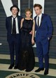 És a Vanity Fair partiról is egy kép végezetül: Tom Sturridge mellett barátnője, Sienna Miller Oscar de la Rentában és Robert Pattinson Dior Homme tengerészkék öltönyben.