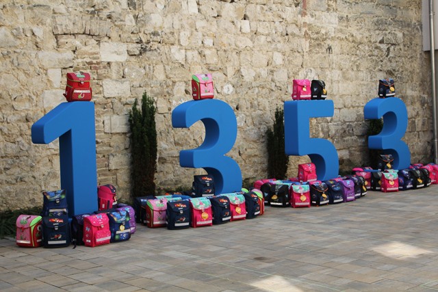 Sztárok és önkéntesek is bekapcsolódtak a pénzadományokból készülő tanszercsomagok összeállításába