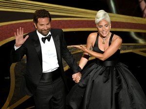 Húha! Bradley Cooper volt felesége kommentálta a színész és Lady Gaga kapcsolatát