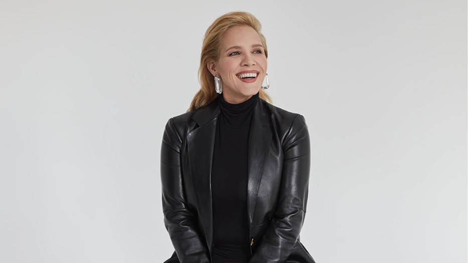 Tóth Vera friss videóján nagyon hasonlít testvérére, Tóth Gabira (Zakó és nadrág AERON, Garbó INTIMISSIMI, Fülbevaló SWAROVSKI)