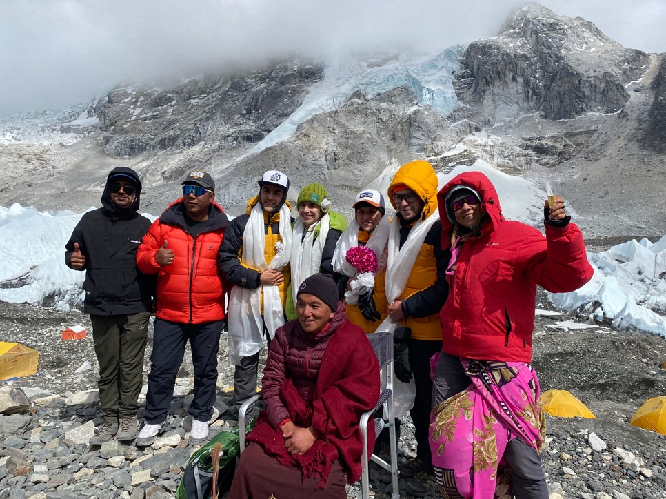 Female Yeti 2025 májusában két esküvőt is megszervezett az Everest alaptáborában