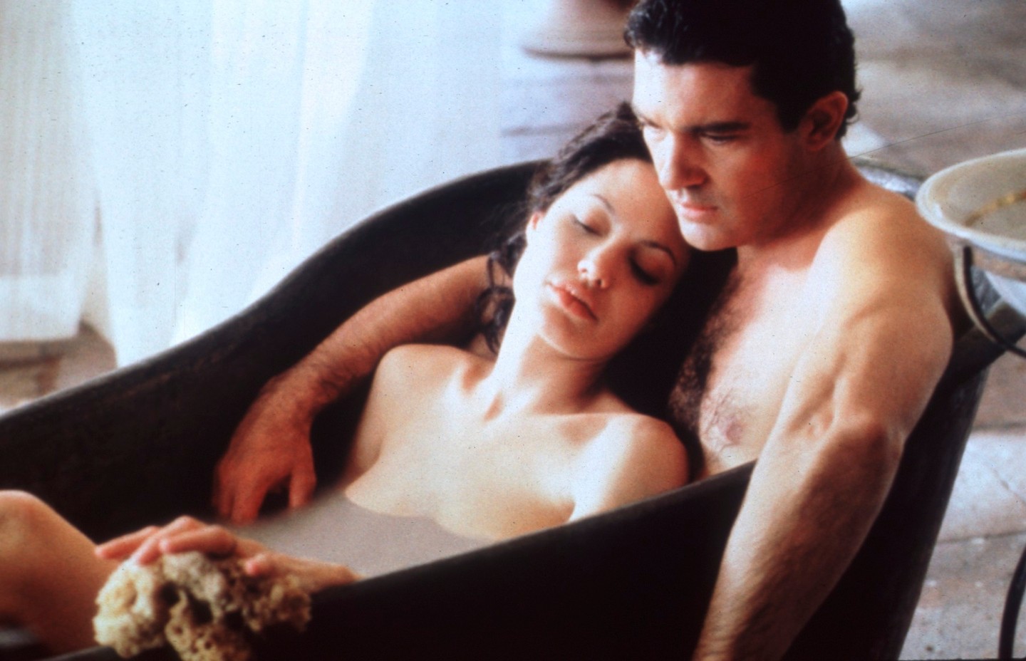 Eredendő bűn (2001) Az amerikai erotikus thriller két főszereplője Antonio Banderas és Angelina Jolie. Érdekesség, hogy a filmet Michelle Pfeiffer színésznő produkciós cége, a Via Rosa Productions készítette Cornell Woolrich - Waltz into Darkness című regénye alapján. A film a 19. század végén, a spanyol uralom idején játszódik Kubában, fülledt erotikával és szenvedéllyel fűszerezett jelenetei pedig teljességgel elvarázsolták a nézőt, az alkotás sikeréhez pedig jelentősen hozzájárult a két színész közötti, elsöprő erejű kémia.