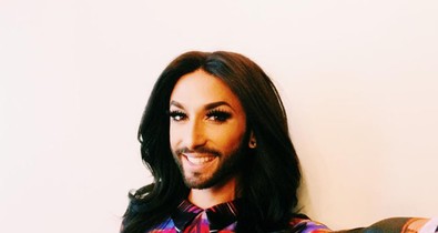 Conchita Wurst Abodi Dóra ruhájában szelfizik