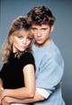 Ez az ikonikus fotó Michelle Pfeifferről és Maxwell Caulfieldről a Grease 2 (1982) című film forgatásán készült. Pfeiffer ebben a filmben kapta meg első nagyobb főszerepét, ahol Stephanie Zinone karakterét alakította. A musical ugyan nem lett akkora siker, mint az első rész, de Pfeiffer tehetsége és kisugárzása már ekkor magával ragadta a közönséget.