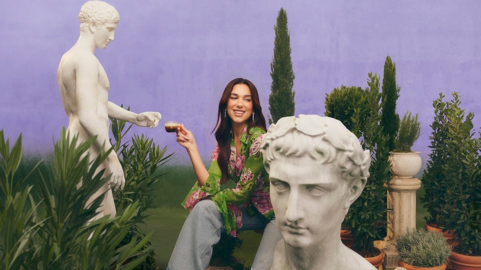 Dua Lipa egy mediterrán hangulatú kertben fedezi fel a Nespresso espresso különleges ízvilágát és a kávézás inspiráló pillanatait