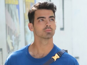 Ez zseniális! Joe Jonas testvérének arcát viseli szájmaszkként