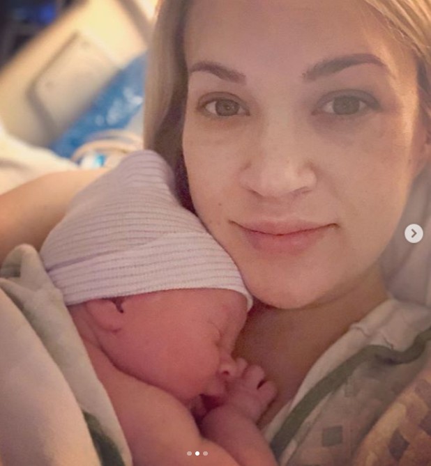 Megszületett Carrie Underwood babája és csodaszép fotókon gyönyörködhetünk benne