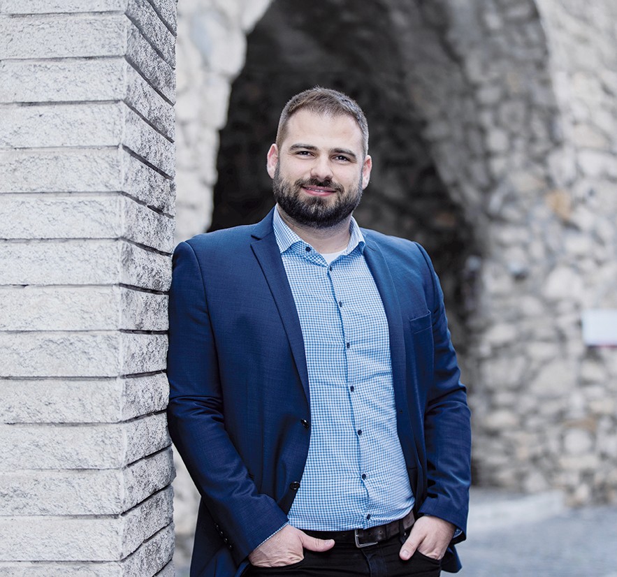 Dr. Somogyi Ákos Gergő a Gyermekvédelmi Internet-kerekasztal elnöke, a Nemzeti Média- és Hírközlési Hatóság (NMHH) szervezetén belül a Gyermekvédelmi Főosztály vezetője