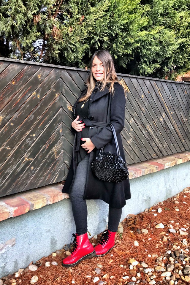 Péntek esti barátnős vacsihoz így öltözik a várandós üzletvezető