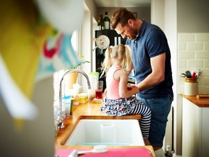 „Az apaság nemcsak annyi, hogy pénzt keresek” – Feminista férfiak meséltek, mit jelent számukra az apaság