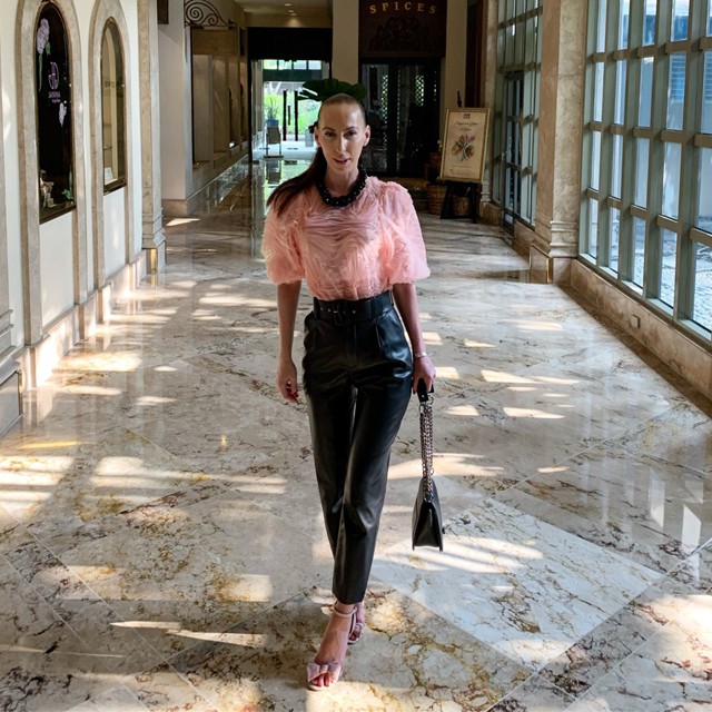 Lassu Nelli ma ebben a szettben tart előadást több száz ember előtt