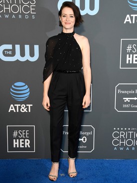 A The Crown című sorozatban II. Erzsébetet alakító nagyszerű Claire Foy aszimmetrikus Celine felsője nagyon szép darab, és a színésznő bizonyítja, hogy egy nadrágos outfit is lehet nyerő