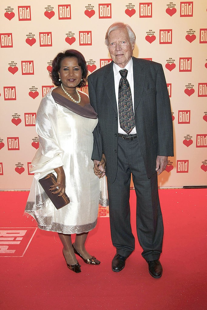 Karlheinz Böhm és felesége, Almaz Böhm a 2010-es „Ein Herz für Kinder” jótékonysági gálán Berlinben. A házaspár éveken át együtt dolgozott Etiópiában, ahol több ezer ember életét segítették megváltoztatni. Almaz nemcsak Böhm társa volt az életben, hanem az alapítvány aktív vezetője is. Kéz a kézben építették tovább azt a küldetést, amit a színész fiatalon kezdett el.