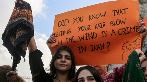 „Tudtad, hogy Iránban bűnnek számít, ha kiengeded a hajad a szélben?” - Így vált az ellenállás jelképévé Mahsza Amini