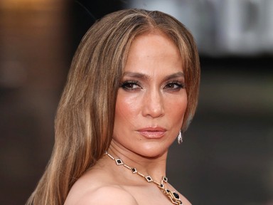Jennifer Lopez pucérfelsője nem sokat bízott a képzeletre: mintha semmit nem viselt volna a kabátja alatt
