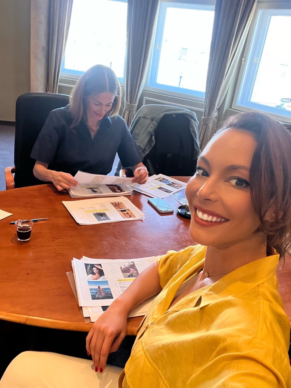 Epres Panni a casting zsűri elnöke és Szabó Dóri mentor átnézik a 2022-es jelentkezési lapokat