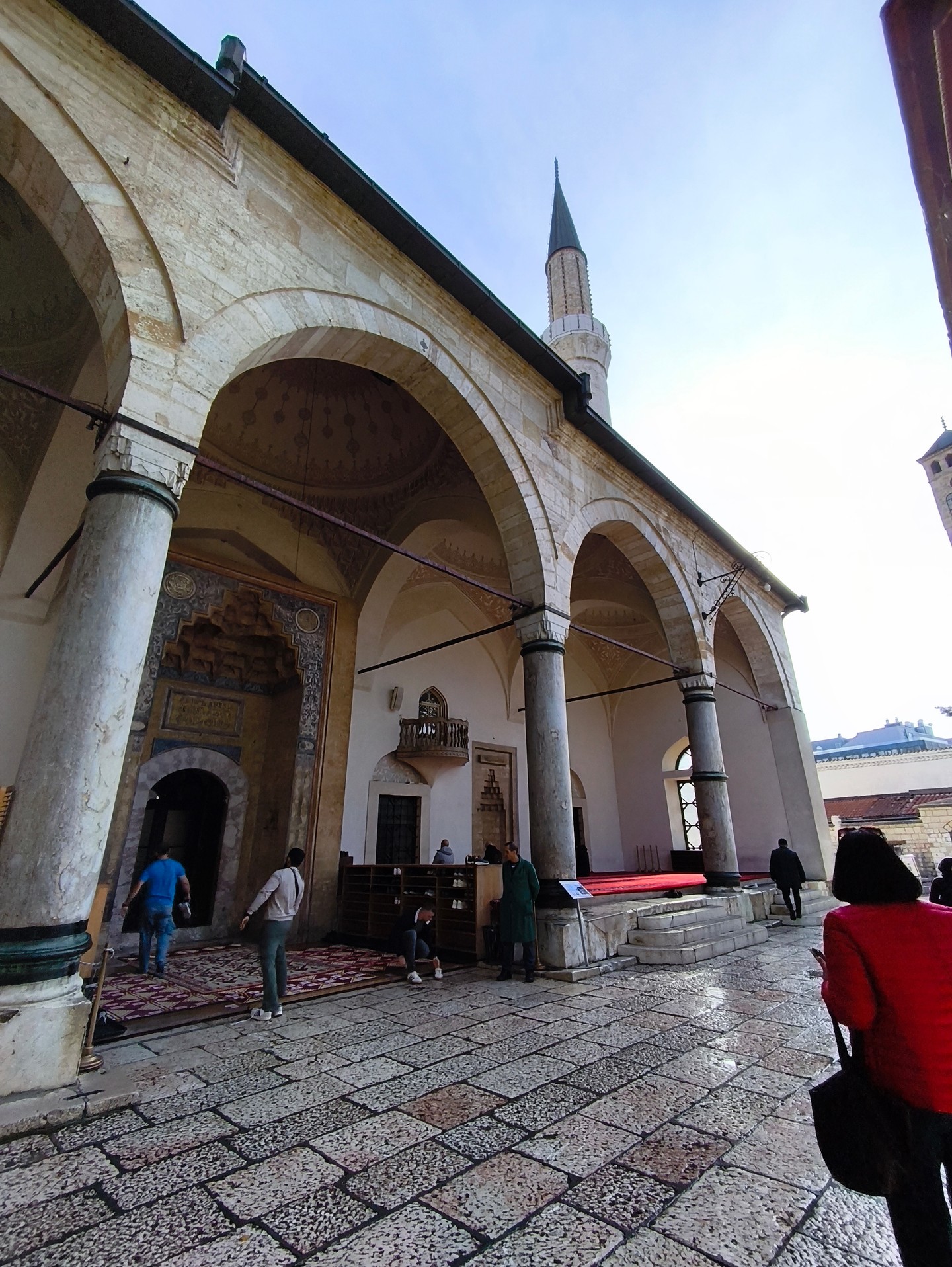 A Szent Szív katedrális csendje éles kontrasztban áll a város mozgalmas utcáival.