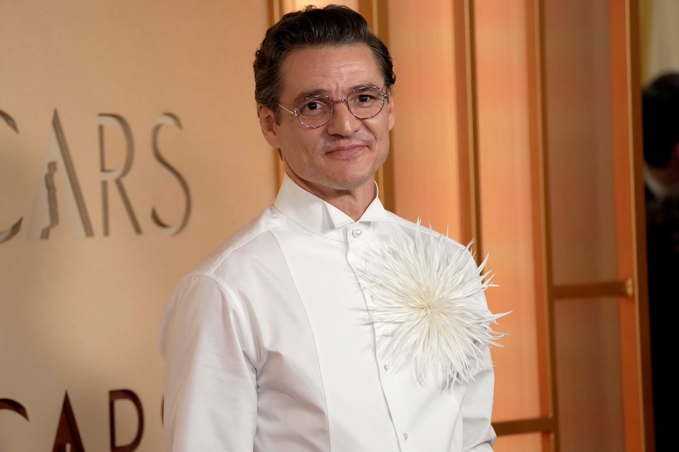 Pedro Pascal is brossal dobta fel a szettjét az idei Oscar-gálán