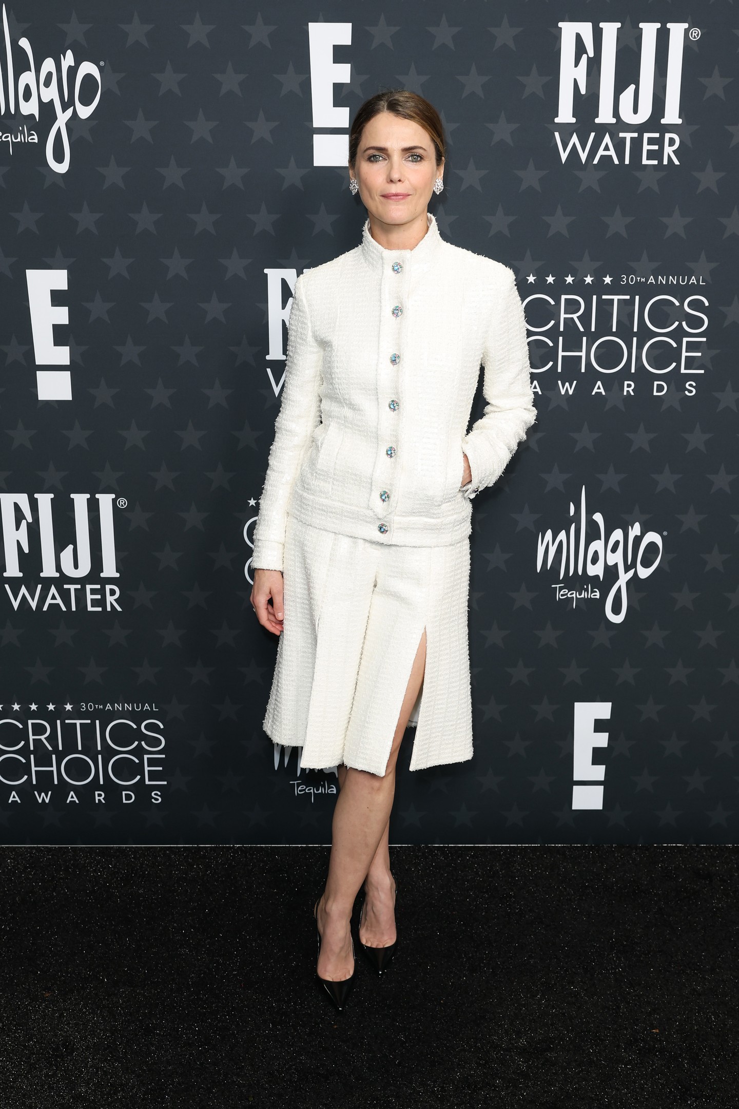 Keri Russell amerikai színésznő szintén CHANEL-be bújt: a 2024/25-ös tavaszi-nyári Ready-to-Wear kollekcióból választott egy fehér tweed blézert egy hozzáillő szoknyával. 