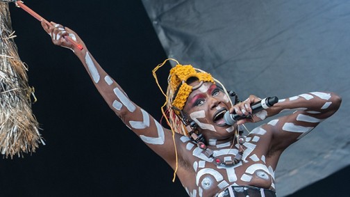 Ugyan Gaga! Ugyan Miley! Grace Jones 67 évesen durvább villantós szettben a színpadon