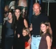 Persze azóta számos híresség élt ezzel a sorral, amikor a nyilvánossággal is megosztották a válásukat, az idő mégis bebizonyította, hogy Bruce Willis és Demi Moore szövetsége valóban egy életre szólt. 2001-ben például családként jelentek meg Willis új filmjének premierjén.