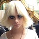 Cara Delevingne már megint parókában lép kifutóra Karl Lagerfeld kollekciójának bemutatóján.