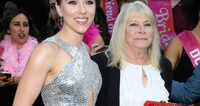 Irtó cuki! Scarlett Johansson idős hasonmásával ment a vörös szőnyegre
