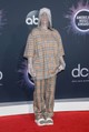 2019 - Eilish emlékezetes Burberry együttese az American Music Awards-on örökre az ő „méhész pillanata” marad. Egy bő Burberry pólót viselt a hozzá illő bő nadrággal, a megjelenést pedig Burberry tornacipőkkel, maszkkal, és Bulgari ékszerekkel egészítette ki.