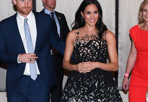 Amikor egy lakás árát viselik magukon: a királyi család legdrágább ruhái