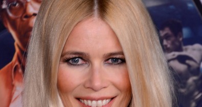 Claudia Schiffer 47 évesen, pöttyös bikinikben is eszméletlen dögös!