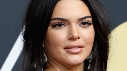 Kendall Jenner a VILÁG LEGNAGYOBB ruhájában, legalább 4 négyzetméter ez a szett