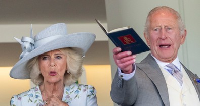 Szájról olvasó leplezte le a brit uralkodót, ezt mondta feleségének Károly király az állami ünnepségen