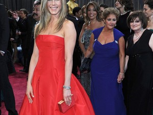 Oscar 2013: Jennifer Aniston pompás vörös szettje