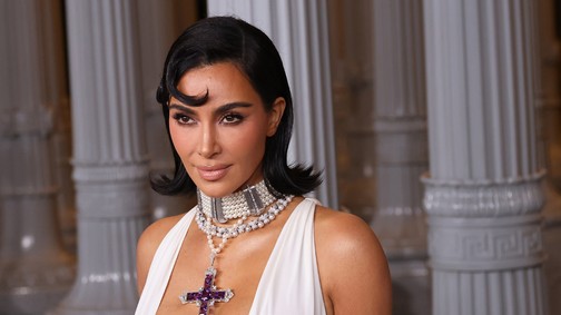 Bizarr és ijesztő zenei videóval készült Kim Kardashian az idei karácsonyra, amiben egy igazi karácsonyi szupersztár is feltűnik