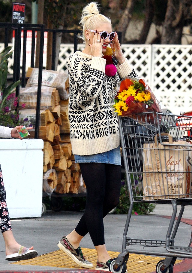 Gwen Stefani egy Zara pulcsiban