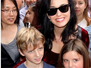 Napi cuki: Katy Perry gyerekkel pózol